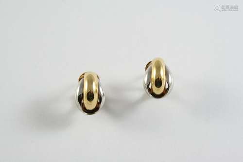 A PAIR OF 18CT TWO COLOUR GOLD EARRINGS of oval geometric sh...