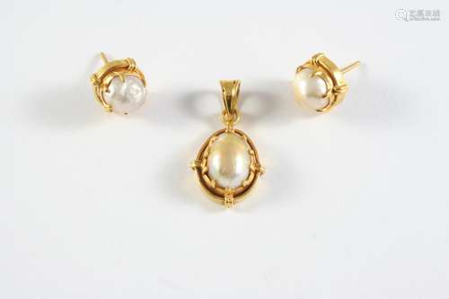 A CULTURED PEARL AND GOLD PENDANT the baroque-shaped culture...