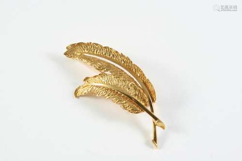 AN 18CT GOLD FERN BROOCH 5.5cm long, 8.0 grams