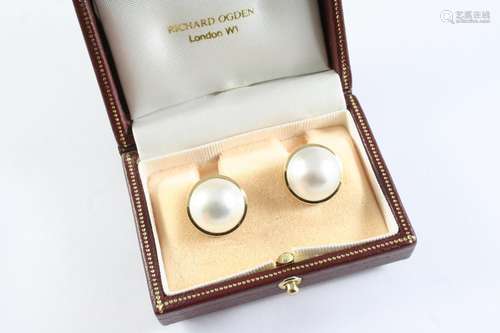 A PAIR OF MABE PEARL AND GOLD STUD EARRINGS each set in a 9c...