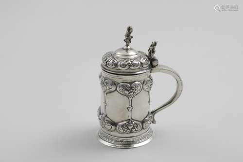 AN EARLY 20TH CENTURY GERMAN SMALL TANKARD in the manner of ...