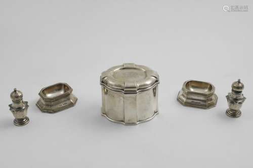 AN EARLY 20TH CENTURY TEA CADDY of shaped oval outline with ...