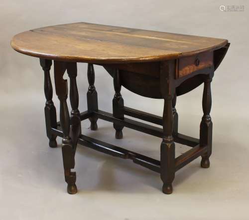 AN EARLY 18TH CENTURY OAK GATELEG DINING TABLE, with an oval...