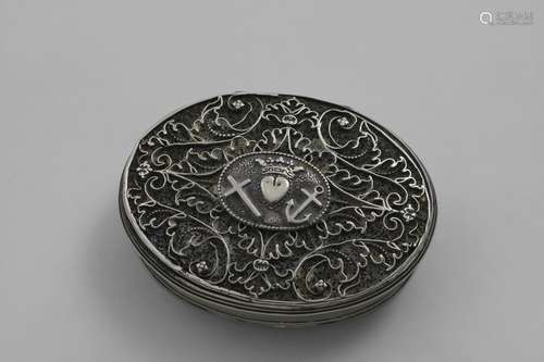 A LATE 18TH CENTURY OVAL SNUFF BOX with reeded borders and a...