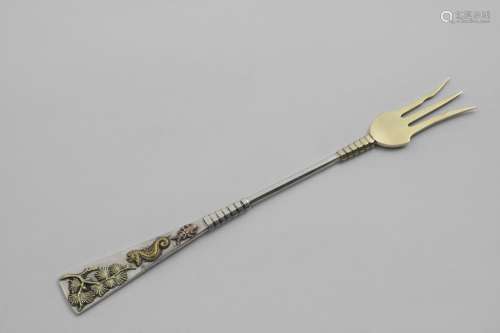 AN EARLY 20TH CENTURY NORTH AMERICAN PICKLE FORK parcelgilt,...
