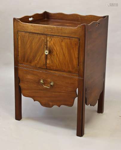 A GEORGE III MAHOGANY TRAY TOP COMMODE, the rectangular top ...