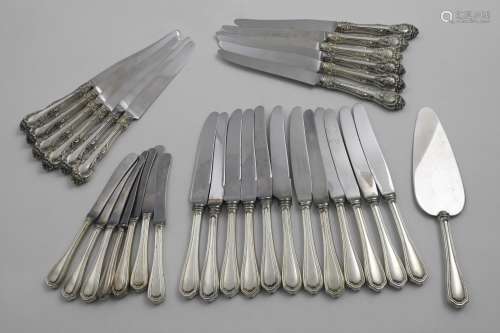 A SET OF TWELVE LATE 20TH CENTURY NORTH AMERICAN TABLE KNIVE...