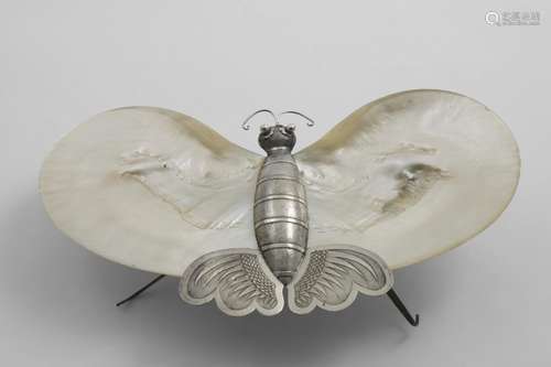 A LATE 19TH / EARLY 20TH CENTURY CHINESE MOTHER OF PEARL MOU...