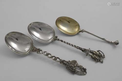 A DECORATIVE CONTINENTAL SPOON with two classical figures on...