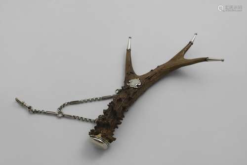 A LATE VICTORIAN MOUNTED DEER ANTLER VINAIGRETTE with a plai...