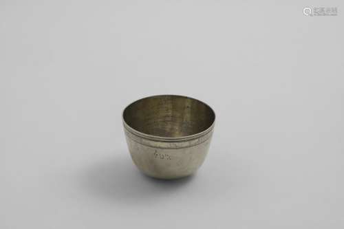 AN EARLY 18TH CENTURY GERMAN TUMBLER CUP with incised reeded...