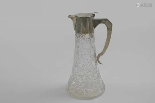 AN EARLY 20TH CENTURY MOUNTED CUT-GLASS CLARET JUG with a fl...