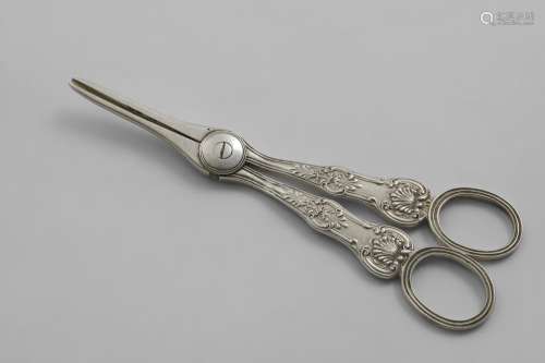 A PAIR OF GEORGE IV / WILLIAM IV QUEEN'S PATTERN GRAPE SHEAR...