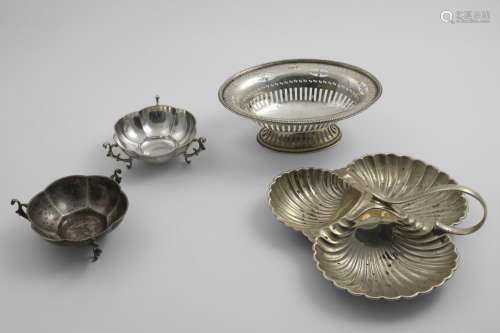 AN EARLY 20TH CENTURY TREFOIL-SHAPED HORS D'OEUVRES DISH ins...