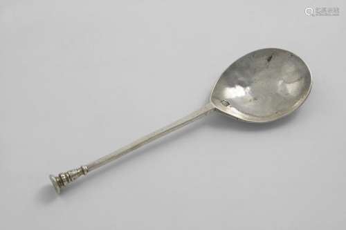 A JAMES I SEAL TOP SPOON The terminal with traces of gilding...