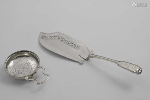 A GEORGE IV PROVINCIAL FISH SLICE Fiddle, Thread & Shell pat...