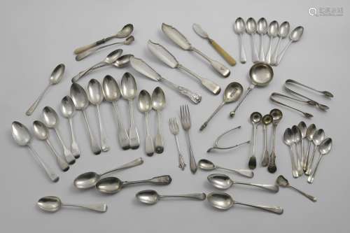 A MIXED LOT OF ASSORTED SPOONS, FLATWARE & CUTLERY TO INCLUD...
