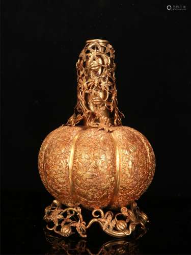 清 铜鎏金瓜棱天球瓶形烛台