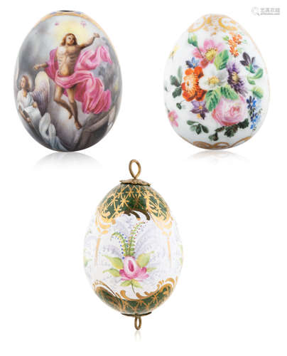 A GROUP OF THREE SMALL RUSSIAN PORCELAIN EASTER EGGS, IMPERI...