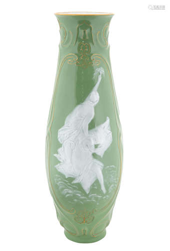 A LARGE WEDGEWOOD VASE, 19TH CENTURY