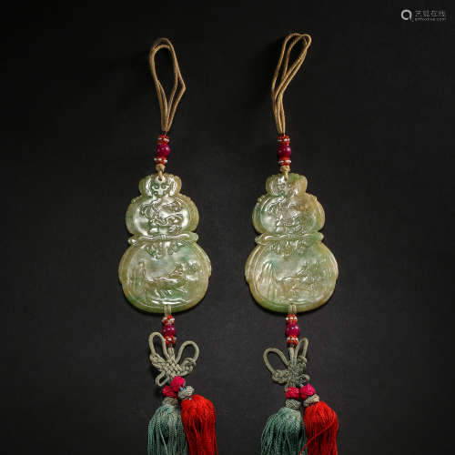 A PAIR OF CHINESE QING DYNASTY JADE GOURD ACCESSORIES