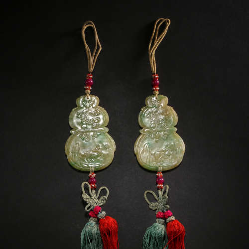 A PAIR OF CHINESE QING DYNASTY JADE GOURD ACCESSORIES