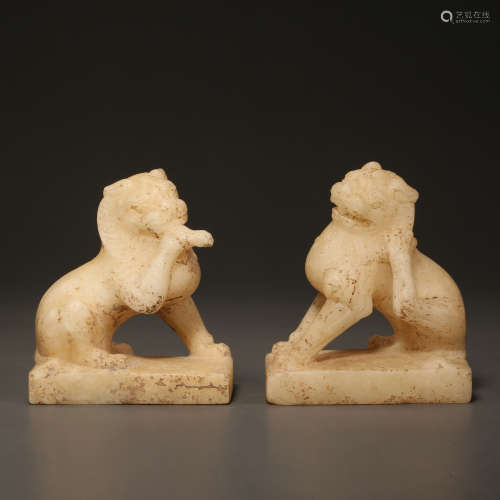 A PAIR OF WHITE MARBLE CARVED LIONS, TANG DYNASTY, CHINA