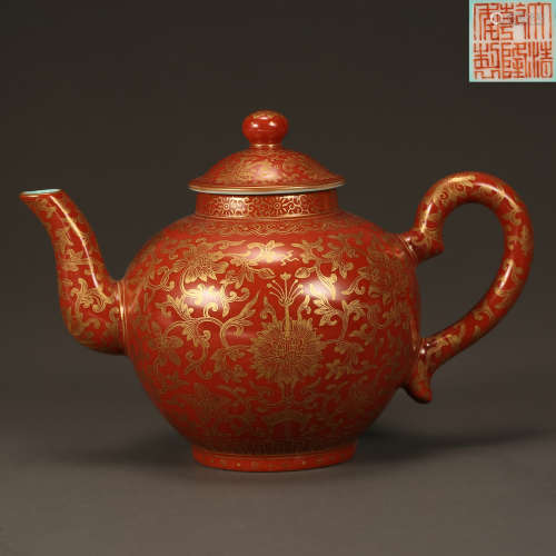 RED-GLAZED PORCELAIN GILTED POT, QING DYNASTY QIANLONG, CHIN...