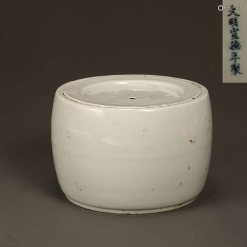 MING DYNASTY, CHINESE PORCELAIN CRICKET POT