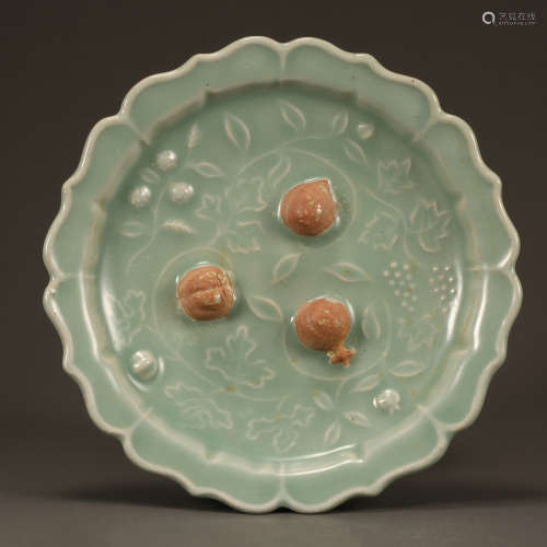 SOUTHERN SONG DYNASTY, CHINESE LONGQUAN WARE PLATE