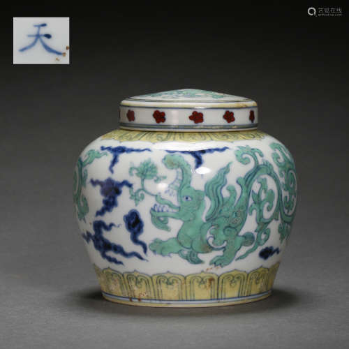 MING DYNASTY, CHINESE DOUCAI PORCELAIN POT WITH LID