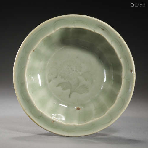 YUAN DYNASTY, CHINESE LONGQUAN WARE LARGE PLATE