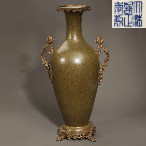 CHINA QING DYNASTY, QIANLONG BROWN GLAZED VASE WITH HANDLE