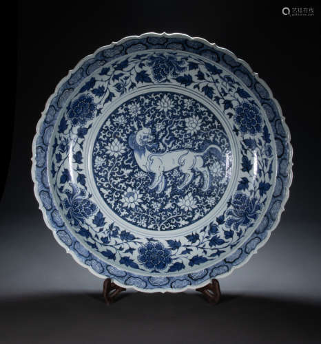 CHINESE YUAN DYNASTY BLUE AND WHITE PLATE