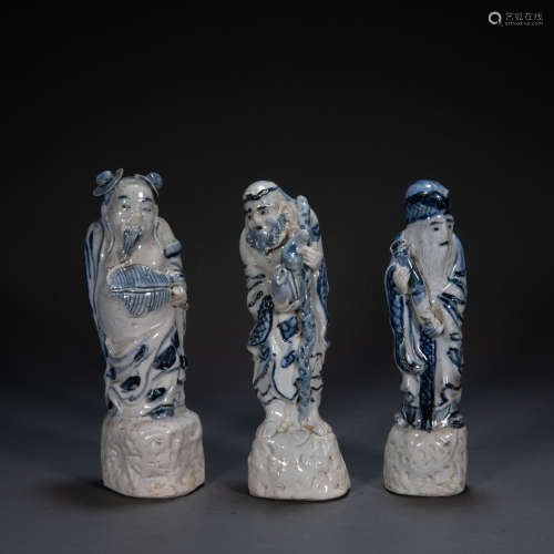A GROUP OF BLUE AND WHITE FIGURES, QING DYNASTY, CHINA