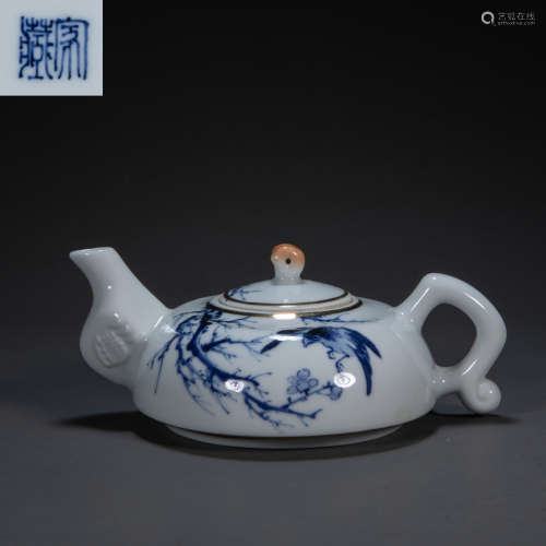 CHINESE QING DYNASTY BLUE AND WHITE TEAPOT