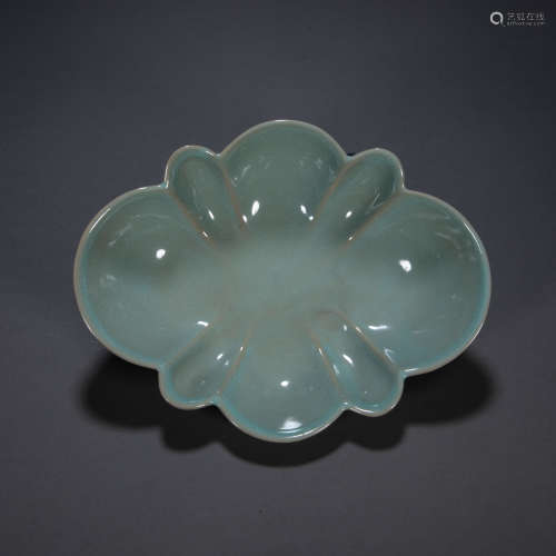 CHINESE QING DYNASTY OFFICIAL WARE FLOWER MOUTH PLATE