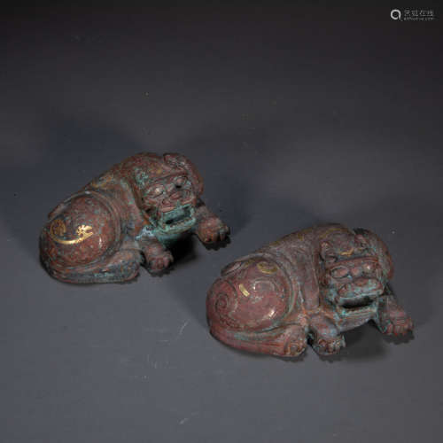 A PAIR OF CHINESE HAN DYNASTY BRONZE AND GOLD BEASTS