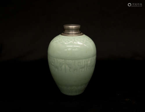 清代-「大清乾隆年製」款豆青釉茶葉罐