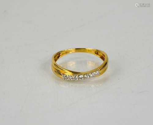 An 18ct gold and diamond ring, size M, 1.9g.