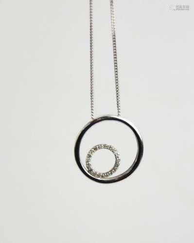 A 9ct white gold circle and diamond pendant, 3.05g