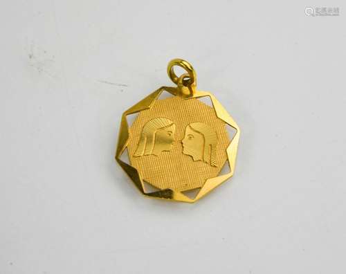 An 18ct gold Gemini pendant, 4.8g.