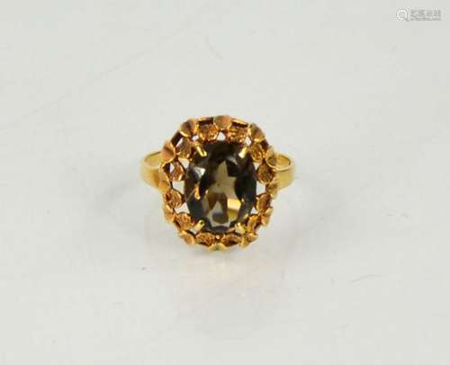 A 9ct yellow gold vintage smoky quartz ring, size K, 2.2g.