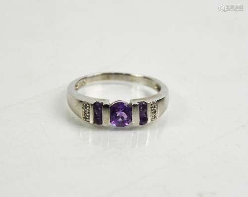 A 9ct white gold and amethyst ring, size R 1/2, 3.43g