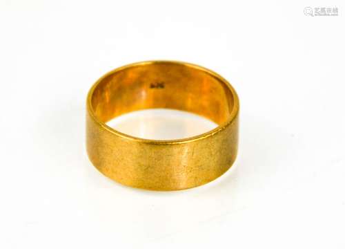 A 9ct gold gentleman's wedding band, size V, 4g