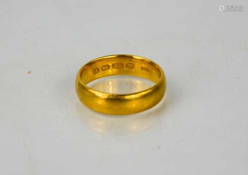 A 22ct gold wedding band, size O½, 7.2g.