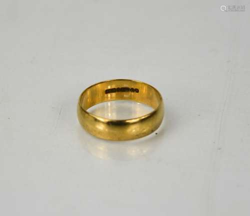 A 9ct gold wedding band, size S½, 3.7g.