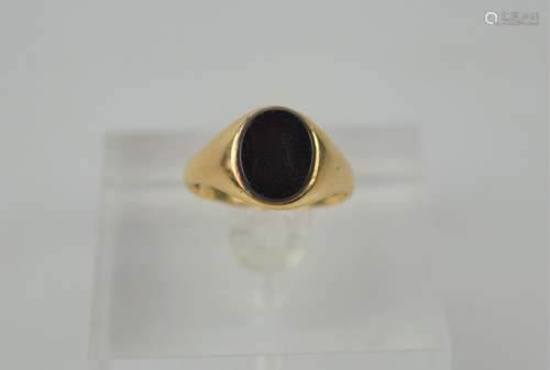 A 9ct gold signet ring with a black onyx set panel,, size O1...