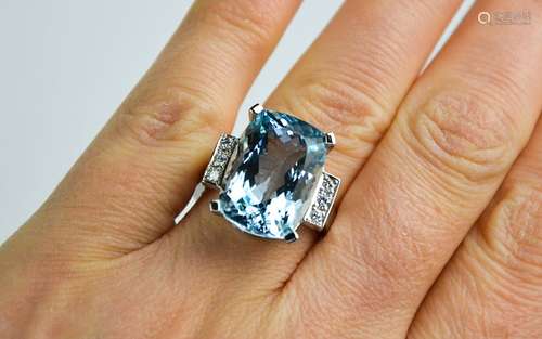 A platinum, 12ct aquamarine and diamond three stone ring, th...