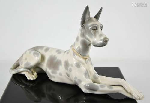 A Lladro porcelain great dane, 30cm long.